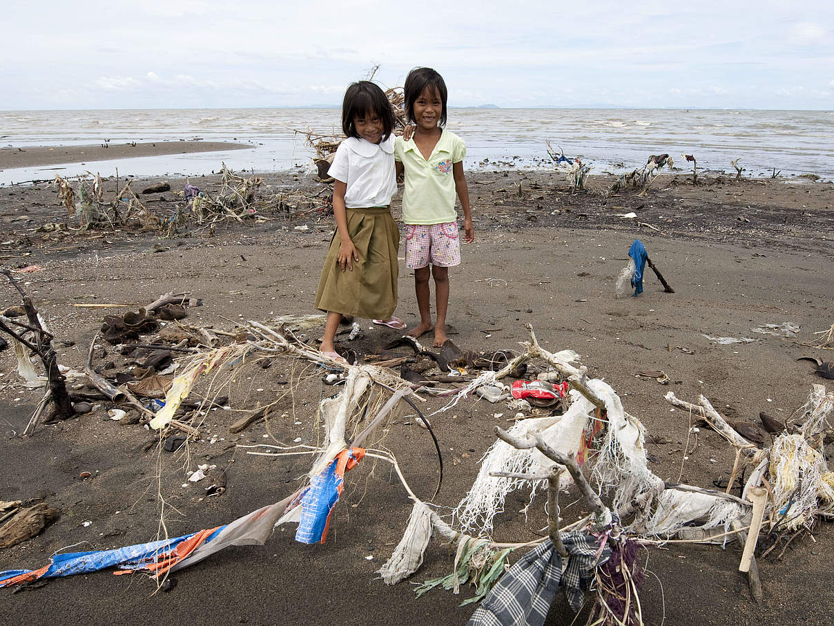 Zwei Mädchen am verschmutzten Strand © Jürgen Freund / WWF