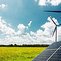 Windkraftanlagen und Solaranlagen überbrücken bei Energiemangel © undefined undefined / iStock / Getty Images