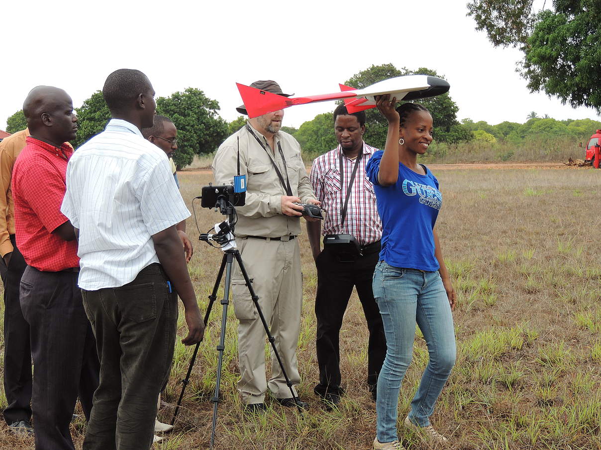 Start einer Aufklärungs-Drohne zur Wildereibekämpfung im Selous Wildreservat, Tansania © WWF-Sweden
