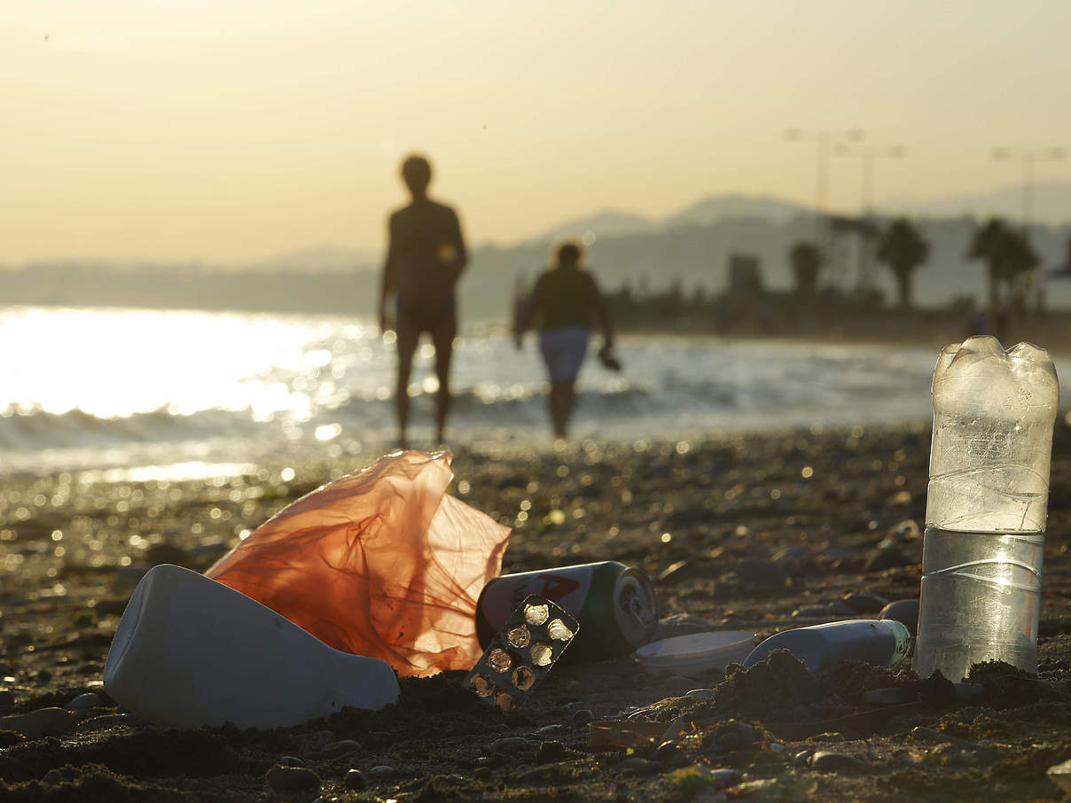 Plastikmüll am Mittelmeerstrand @ Milos Bicanski / WWF UK