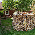 Brennholz-Stapel in einem Garten © Ola Jennersten / WWF-Sweden 