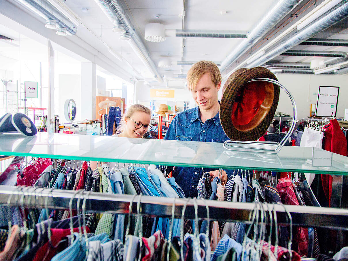 Kleidung in einem Second-Hand-Kaufhaus © Ella Kiviniemi / WWF 