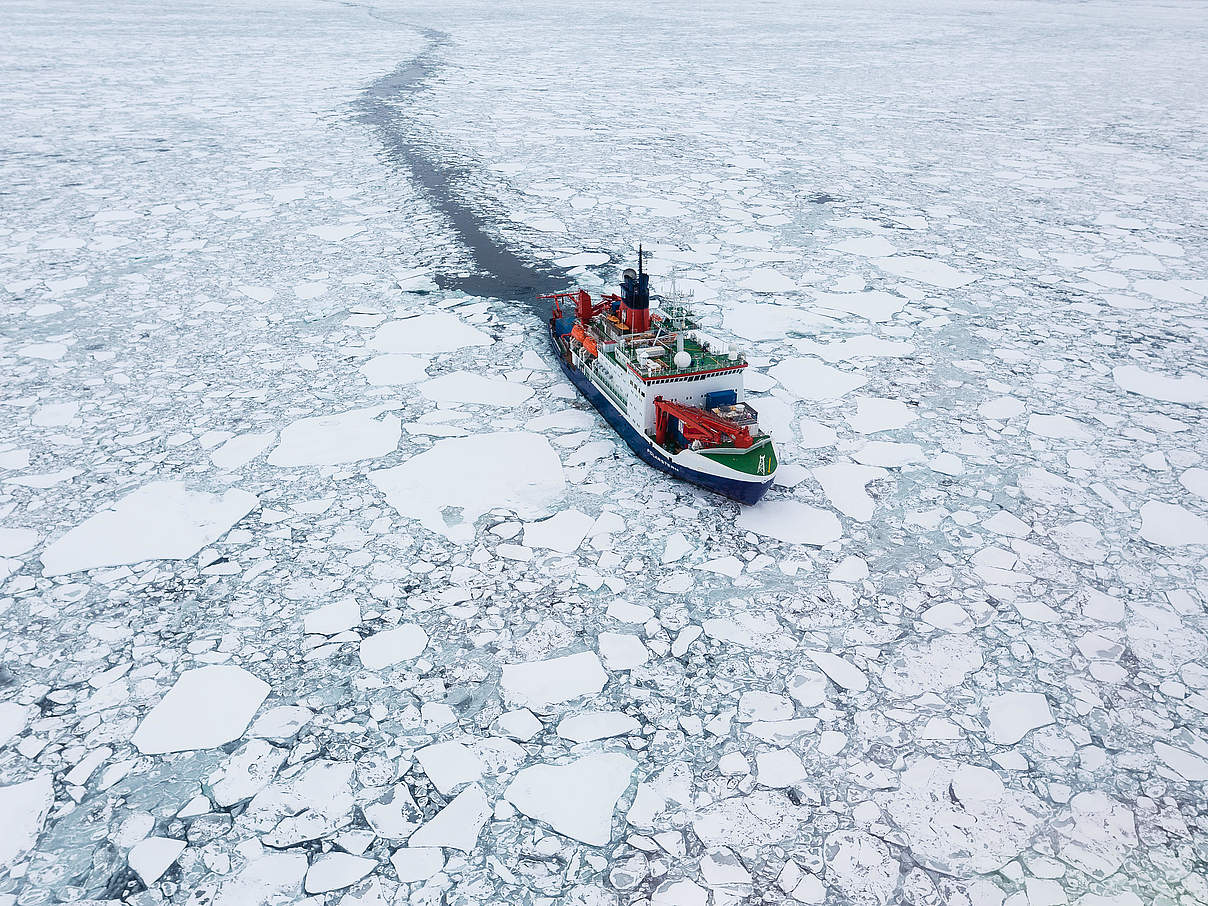 Das Forschungsschiff Polarstern in der Arktis © Alfred-Wegener-Institut / Stefan Hendricks (CC-BY 4.0)