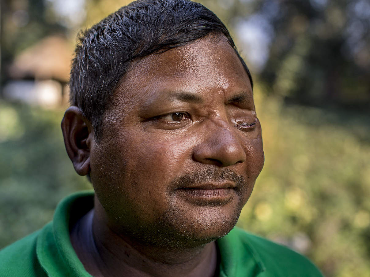 Der nepalesische Tigerschützer Bhadai Tharu verlor durch einen Tigerangriff ein Auge © James Morgan / WWF-US