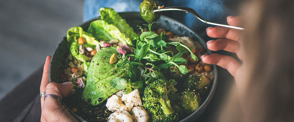Salat mit Gemüse © Foxys_forest_manufacture / iStock / Getty Images