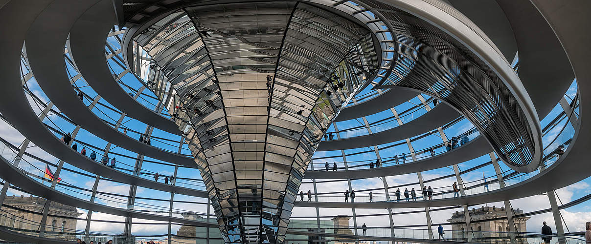 Reichstagskuppel in Berlin © iStock / Getty Images