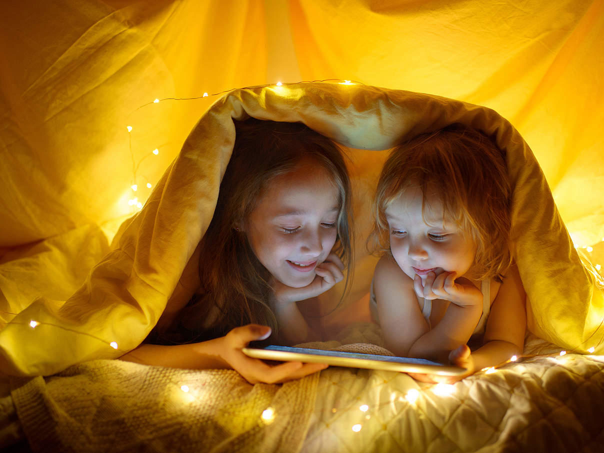 Kinder spielen mit einem Tablet © Anastasiia Boriagina / iStock / Getty Images